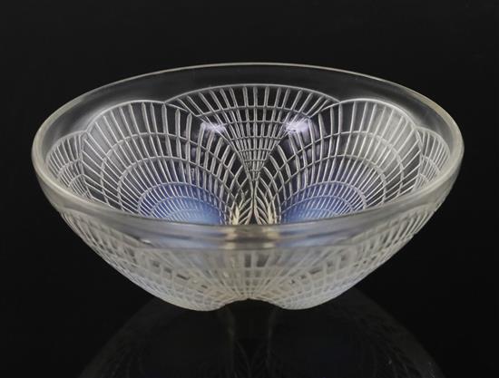 A R. Lalique coquille opalescent bowl, D. 16CM